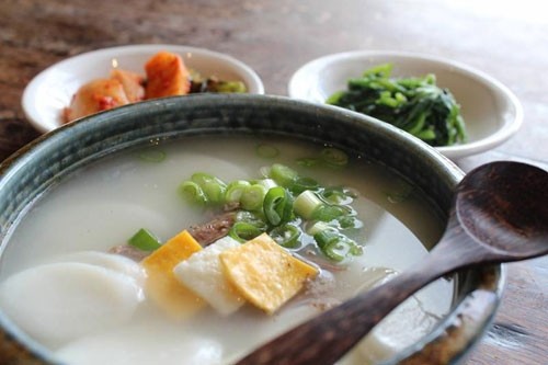 Canh Tteokguk là món ăn đặc trưng của người Hàn Quốc vào đầu năm mới. Đây là món ăn cầu sức khỏe trường thọ.